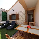 بيت للعطل House Stratus