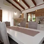 House Stratus بيت للعطل