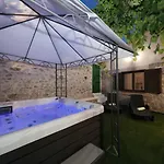 بيت للعطل House Stratus