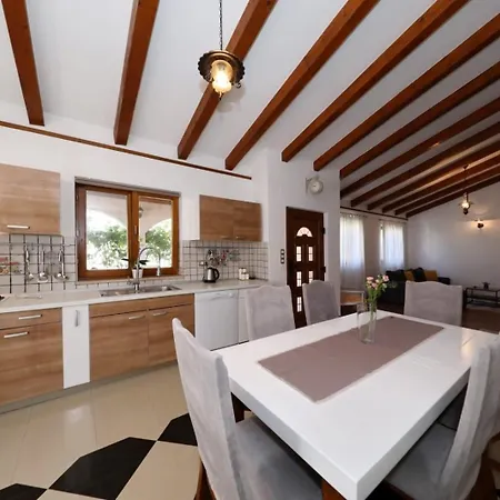 House Stratus Hébergement de vacances Sukošan